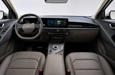 Interior do Kia Niro híbrido com painel digital, central multimídia e acabamento moderno.