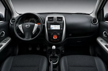 Interior do Nissan March 2020 com painel central, volante e câmbio em visão frontal