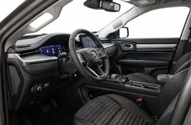 Interior da Ram Rampage 2027 com painel digital, multimídia e acabamento premium