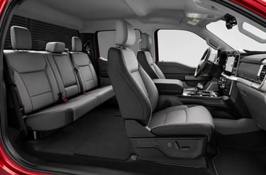 Interior da Shelby F-150 2026 com cabine espaçosa e acabamento premium