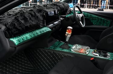 Interior personalizado do Toyota Camry com detalhes luxuosos e acabamento exclusivo