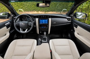 Interior da Toyota SW4 Diamond com painel, central multimídia e bancos em couro bege