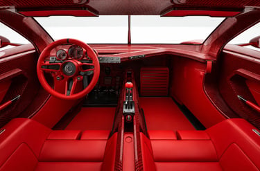 Interior vermelho do hipercarro Tutto Rosso com acabamento em fibra de carbono esportiva