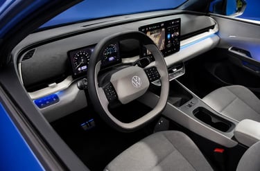Interior do VW ID Polo com painel digital, volante multifuncional e design moderno iluminado
