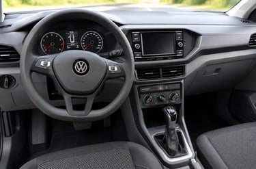 Interior do Volkswagen T-Cross Sense 2021 com painel, volante multifuncional e câmbio automático.