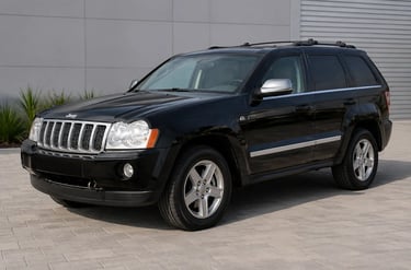 Jeep Grand Cherokee V8 preta em showroom externo com visual sofisticado.