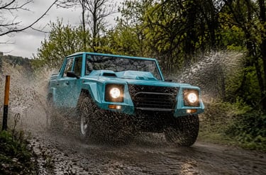 Lamborghini LM002 atravessando lama em trilha off-road cercada por árvores