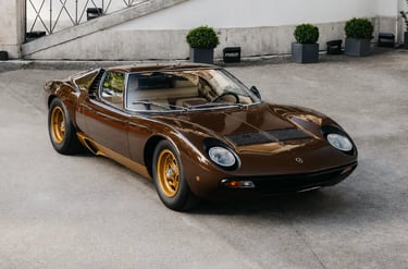Lamborghini Miura marrom clássica estacionada em pátio sofisticado.