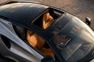 Interior do Lotus Emira com teto removível e bancos esportivos em couro.