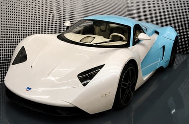 Marussia B1 branco e azul exibido com design futurista de supercarro russo