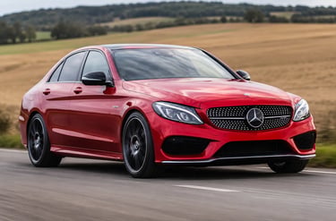 Mercedes-AMG C43 vermelha em alta velocidade com visual esportivo e rodas pretas