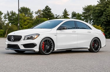 Mercedes-AMG CLA 45 branca esportiva estacionada com rodas pretas e freios vermelhos