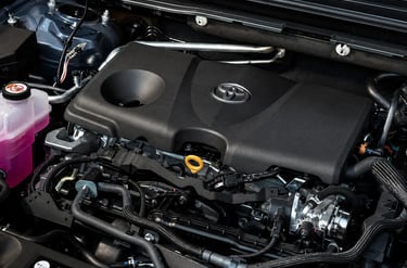 Motor híbrido da Toyota com acabamento preto e componentes mecânicos visíveis no cofre do motor