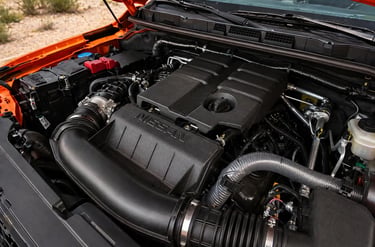 motor V6 da picape Nissan Frontier em destaque com proposta de potência e eficiência
