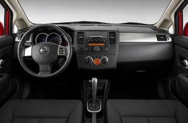 Interior do Nissan Tiida Sedan com painel, volante e câmbio automático em destaque
