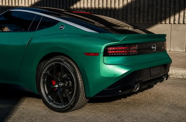 Nissan Z 2027 em verde Shinkai Green com destaque para traseira e rodas esportivas