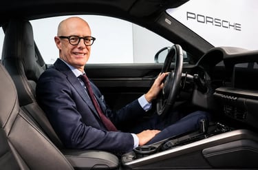 CEO da Porsche no interior de um 911 durante apresentação da nova estratégia da marca