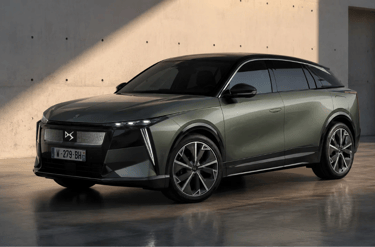 Novo DS 7 elétrico em cenário moderno destacando design premium e visual futurista