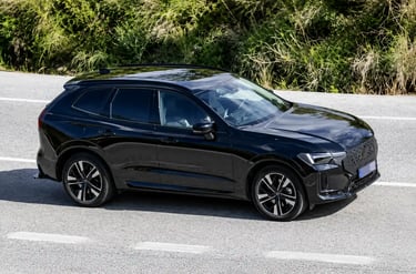 Novo Volvo XC60 híbrido é flagrado em testes com visual renovado na lateral