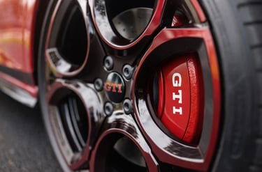 detalhe da roda do Golf GTI 2026 com pinça de freio vermelha destacando desempenho esportivo