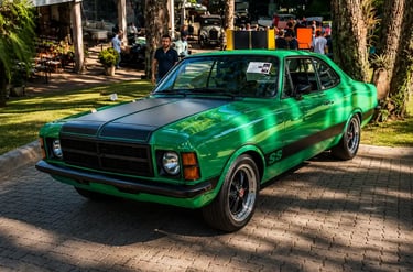 Chevrolet Opala SS verde restaurado em exposição com visual clássico e rodas esportivas.