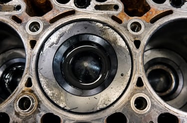 Pistão de motor Cummins com sinais de desgaste interno e superaquecimento no cilindro.