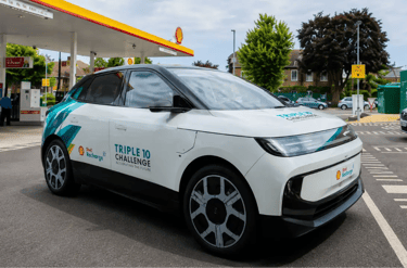 Protótipo elétrico Shell Triple 10 estacionado em posto Shell