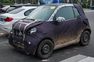 Smart #2 elétrico 2026 protótipo camuflado flagrado em estacionamento