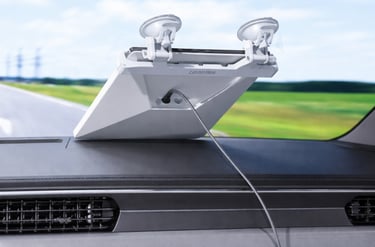 suporte de carro para Starlink Mini fixado no painel com ventosas garantindo estabilidade