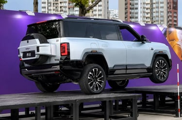 SUV da BYD levantando uma roda durante teste de suspensão inteligente na China