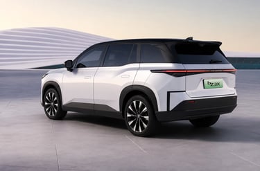 Toyota bZ3X branco visto de traseira em cenário futurista minimalista.