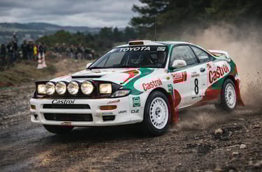carros de rally Toyota Celica GT-Four em ação no WRC em estrada de terra com derrapagem