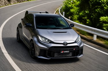 Toyota GR Yaris em alta velocidade fazendo curva em estrada com foco em desempenho esportivo