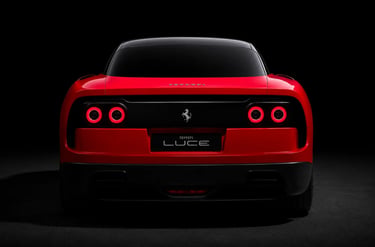 Traseira da Ferrari Luce elétrica com lanternas circulares e visual futurista