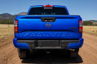 Traseira da Nissan Frontier Sport Edition 2027 azul em estrada de terra