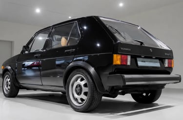 Volkswagen Golf GTI clássico em ângulo traseiro com acabamento original em showroom