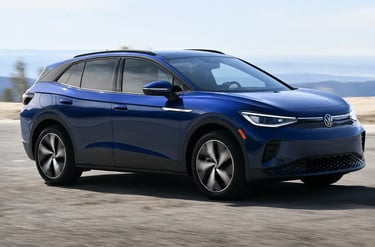 Volkswagen ID.4 elétrico azul rodando em estrada com visual moderno e aerodinâmico