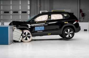 Volkswagen Taos em teste de colisão frontal do IIHS com airbags acionados.