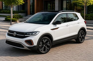 Volkswagen T-Cross branco estacionado em cenário urbano moderno.