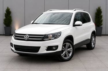 Volkswagen Tiguan branca em ambiente de showroom externo neutro sem placa dianteira