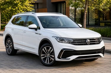 Volkswagen Tiguan branco estacionado em cenário urbano moderno.