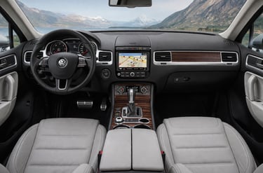 Interior do Volkswagen Touareg 2015 com painel sofisticado, multimídia e acabamento premium