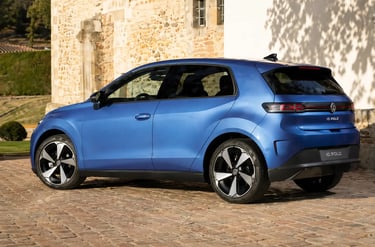 VW ID Polo elétrico azul visto de traseira com design moderno e autonomia de até 450 km