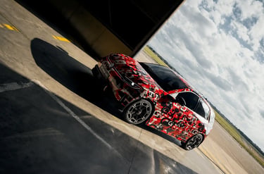 VW ID.Polo GTI camuflado em pista de testes com visual esportivo dinâmico