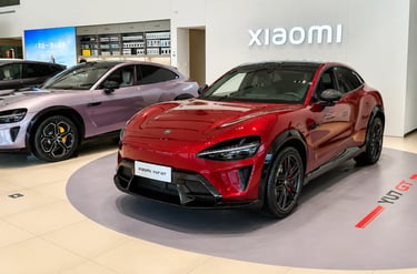 Xiaomi YU7 GT vermelho exposto em showroom moderno da Xiaomi.