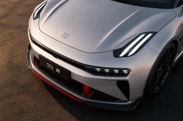 Frente do Zeekr 001 FR com faróis em LED e detalhes esportivos