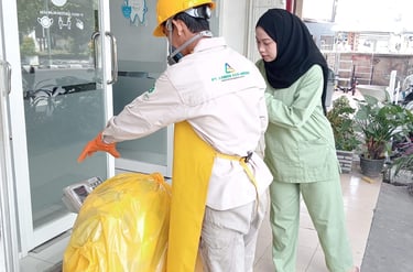 Proses penimbangan limbah B3 infeksius