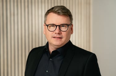 Terävä ja edustava henkilökuva yrityksen toimistossa