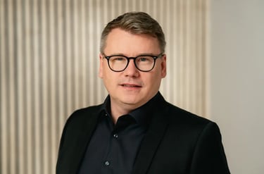 Terävä ja edustava henkilökuva yrityksen toimistossa