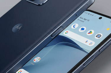 Detalhe da traseira do Moto G56 5G em azul marinho com foco no módulo de câmeras.